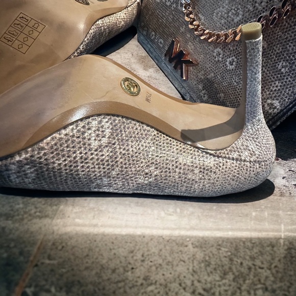 New MICHAEL KORS Oyster Mott Cross Body purse with matching shoes size 7 1/2 - Picture 17 of 17